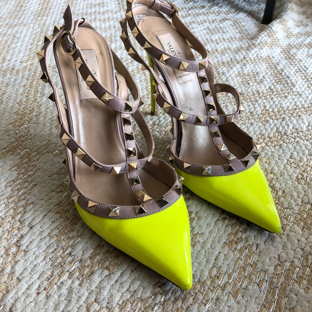 VALENTINO Rockstud pump in Yellow Neon